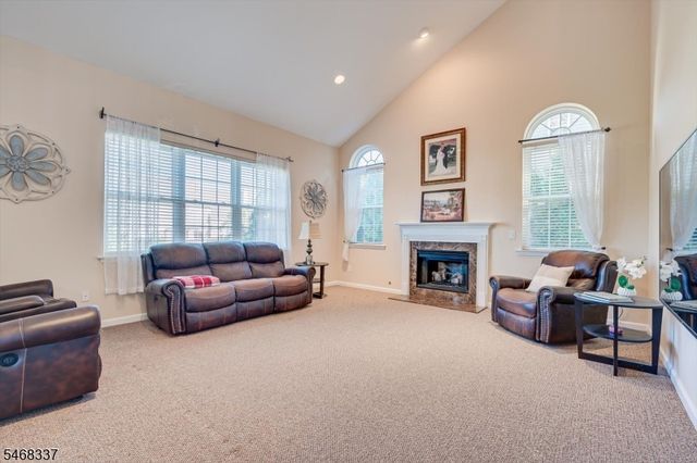 41 Treetops Cir, Franklin Twp., NJ 08540