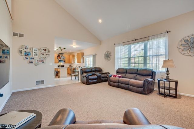 41 Treetops Cir, Franklin Twp., NJ 08540