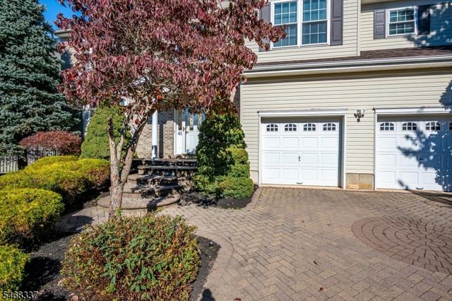 41 Treetops Cir, Franklin Twp., NJ 08540