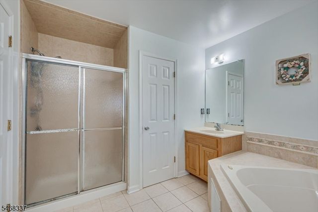 41 Treetops Cir, Franklin Twp., NJ 08540