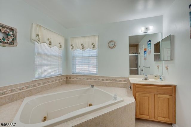 41 Treetops Cir, Franklin Twp., NJ 08540