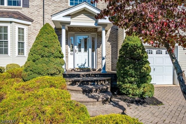 41 Treetops Cir, Franklin Twp., NJ 08540