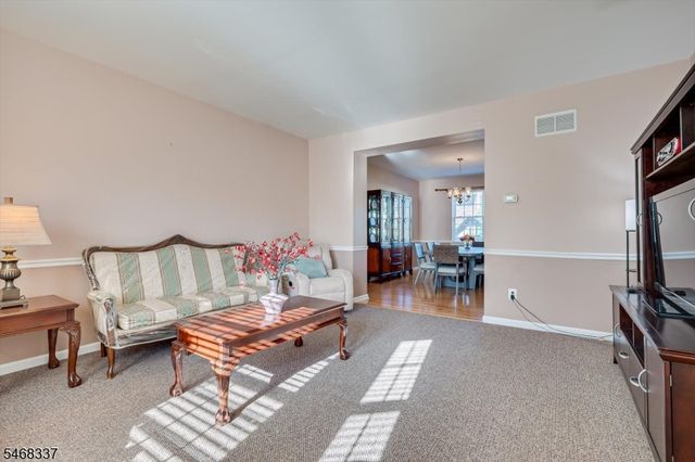 41 Treetops Cir, Franklin Twp., NJ 08540