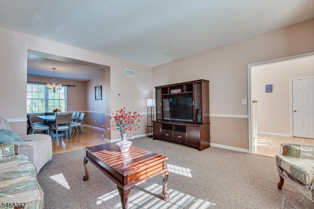 41 Treetops Cir, Franklin Twp., NJ 08540