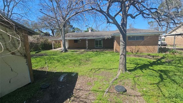 1621 Crestmont Drive, Stafford, TX 77477