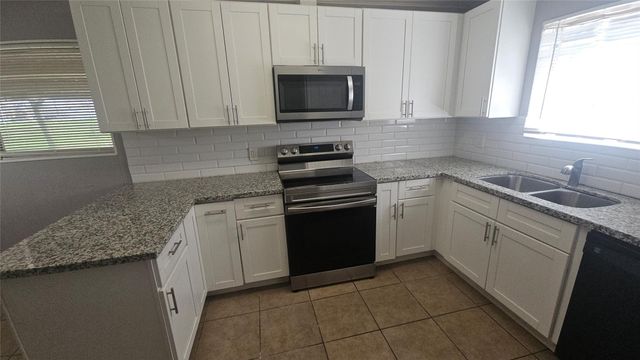 1621 Crestmont Drive, Stafford, TX 77477