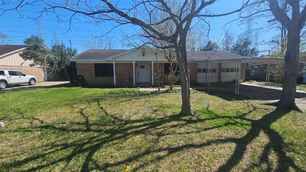 1621 Crestmont Drive, Stafford, TX 77477