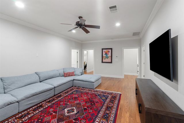 327 Meadowlakes DR, Meadowlakes, TX 78654