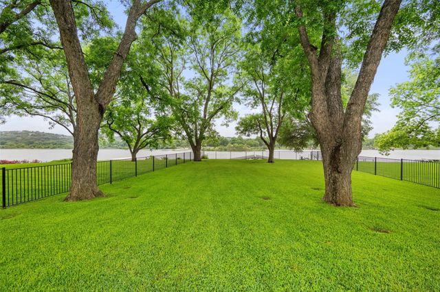 327 Meadowlakes DR, Meadowlakes, TX 78654