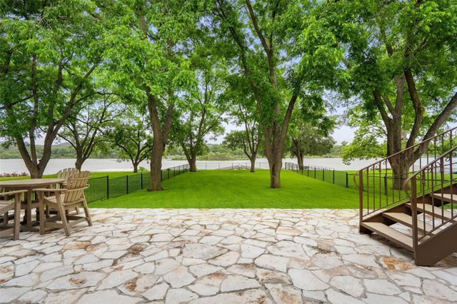 327 Meadowlakes DR, Meadowlakes, TX 78654