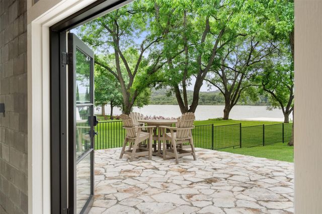 327 Meadowlakes DR, Meadowlakes, TX 78654