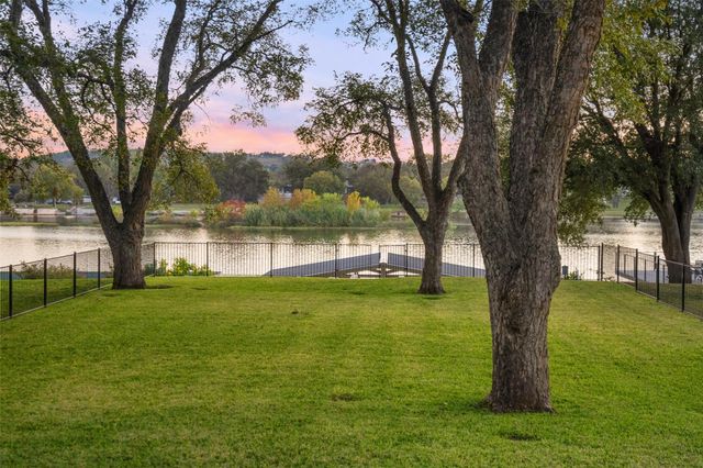 327 Meadowlakes DR, Meadowlakes, TX 78654