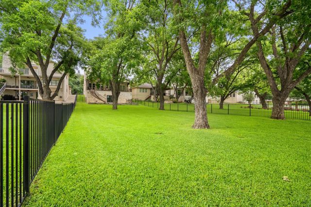 327 Meadowlakes DR, Meadowlakes, TX 78654