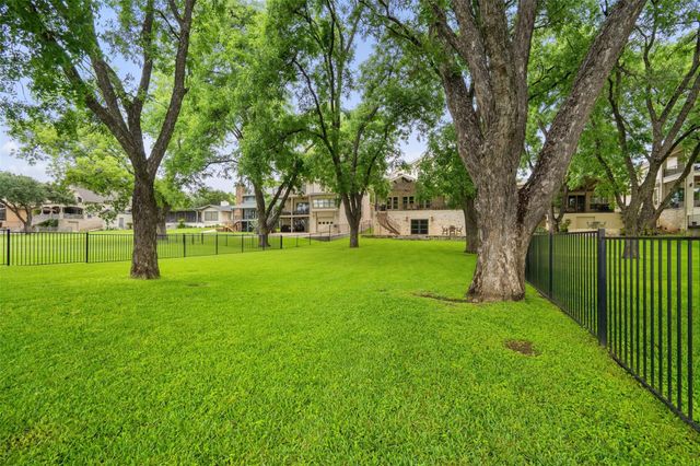 327 Meadowlakes DR, Meadowlakes, TX 78654