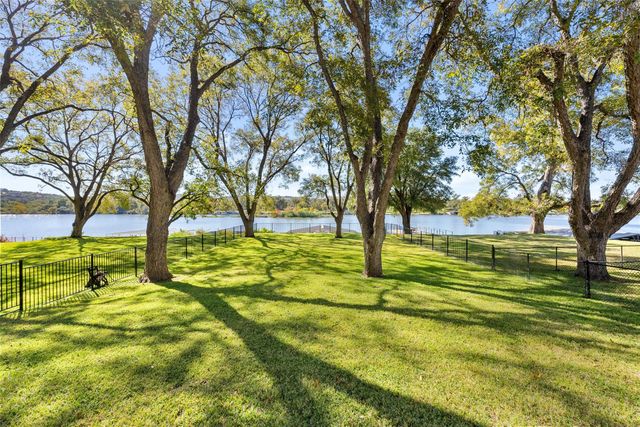 327 Meadowlakes DR, Meadowlakes, TX 78654