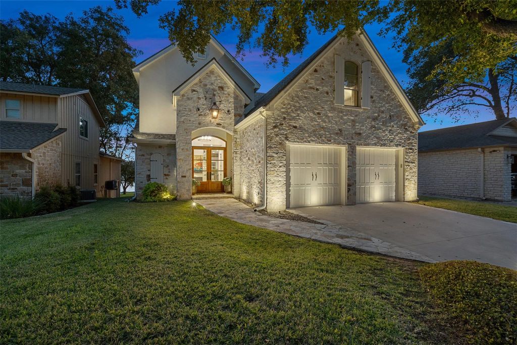 327 Meadowlakes DR, Meadowlakes, TX 78654