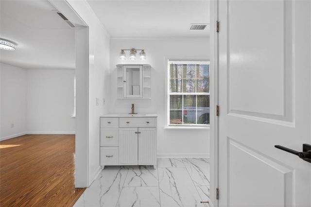 240 E 5th Ave, Winder, GA 30680