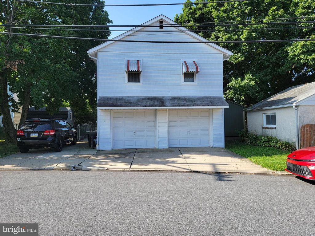 102 W ELBON RD, Brookhaven, PA 19015