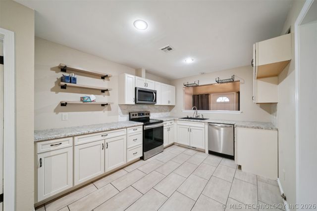 10905 E Canyon Oaks Circle, Claremore, OK 74017