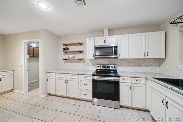10905 E Canyon Oaks Circle, Claremore, OK 74017