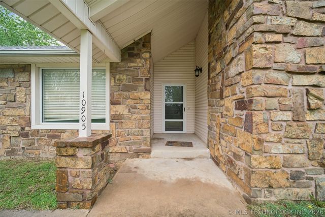 10905 E Canyon Oaks Circle, Claremore, OK 74017