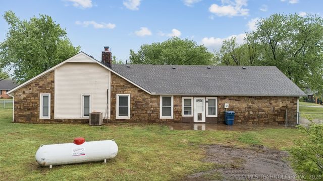 10905 E Canyon Oaks Circle, Claremore, OK 74017