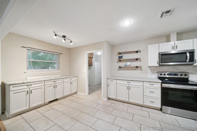 10905 E Canyon Oaks Circle, Claremore, OK 74017
