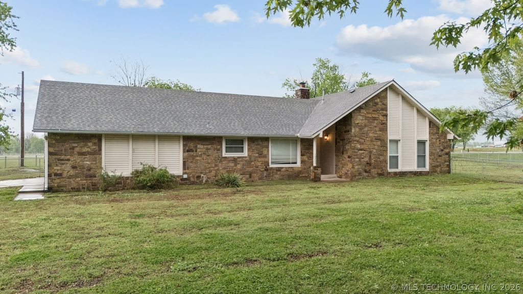 10905 E Canyon Oaks Circle, Claremore, OK 74017