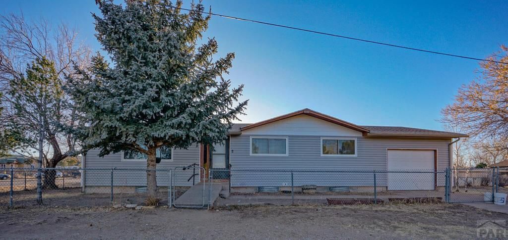 925 Russell Ave, Walsenburg, CO 81089