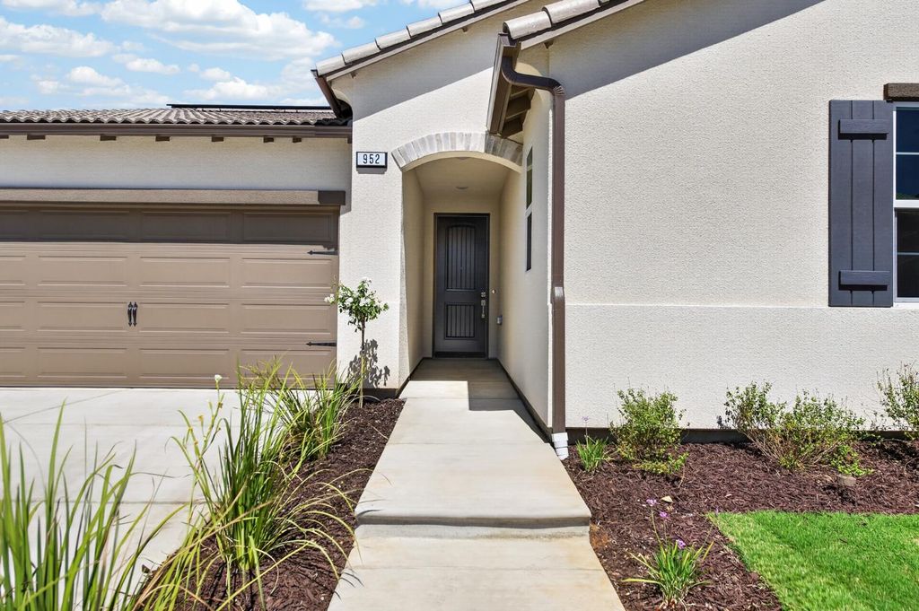Image 2 of property listing at 952 Peters Road S, Madera, CA 93636