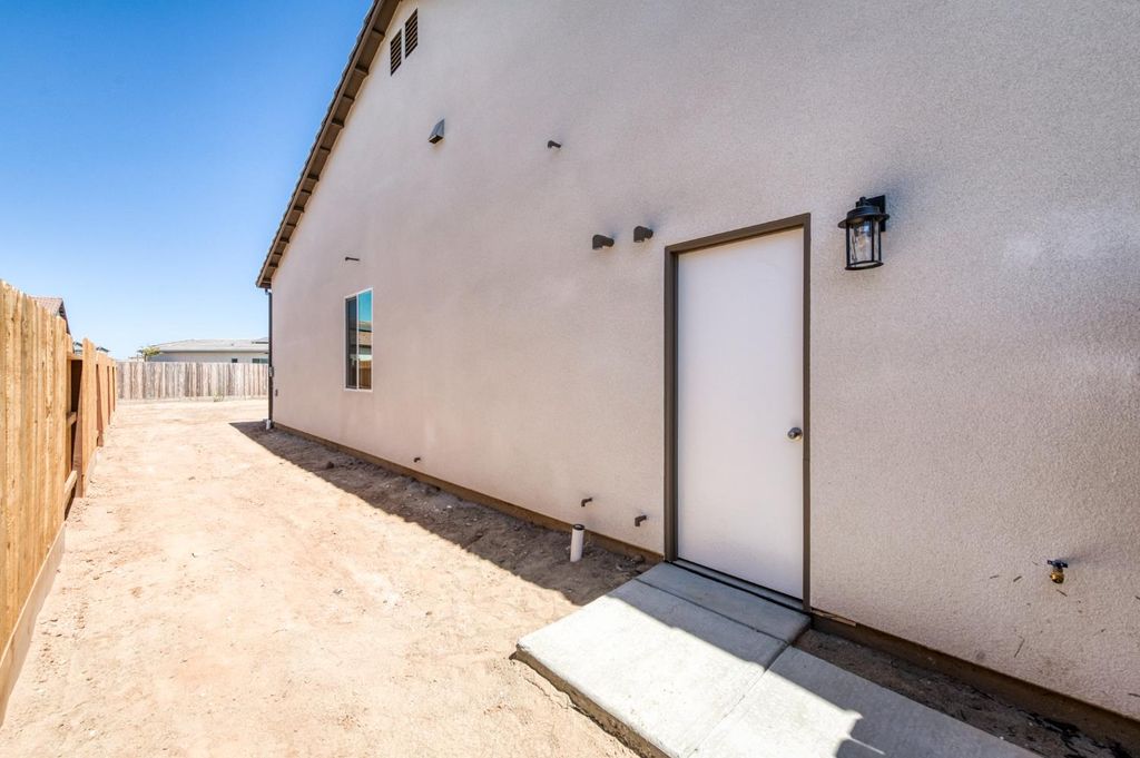 Image 27 of property listing at 952 Peters Road S, Madera, CA 93636
