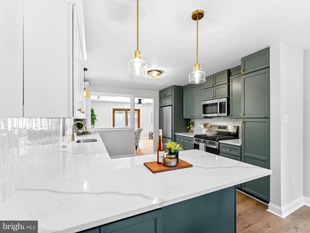 200 PHYLLIS DR, Gibbstown, NJ 08027