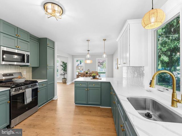 200 PHYLLIS DR, Gibbstown, NJ 08027
