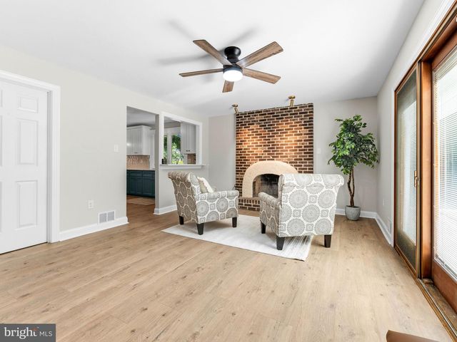 200 PHYLLIS DR, Gibbstown, NJ 08027