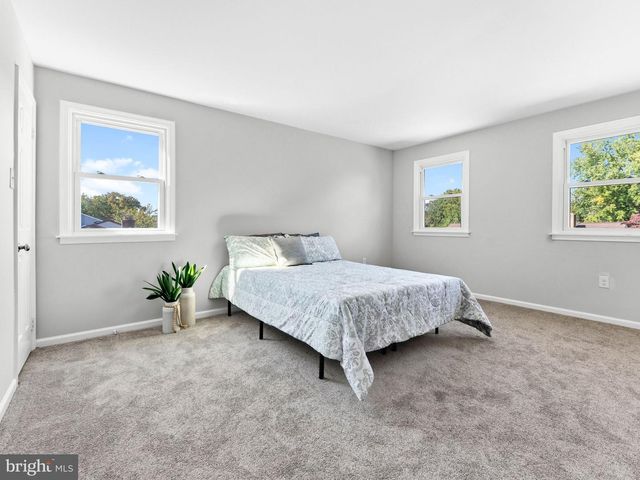 200 PHYLLIS DR, Gibbstown, NJ 08027