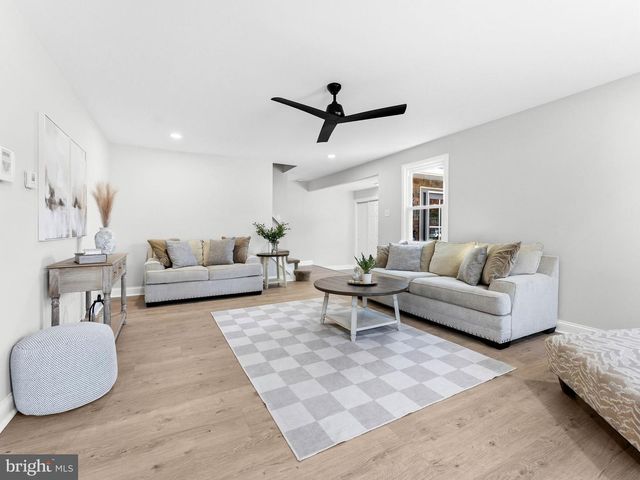 200 PHYLLIS DR, Gibbstown, NJ 08027