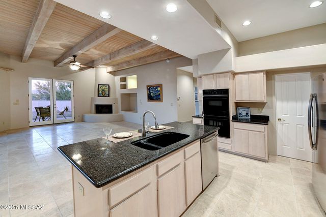 5500 N Hacienda Del Sol Road, Tucson, AZ 85718