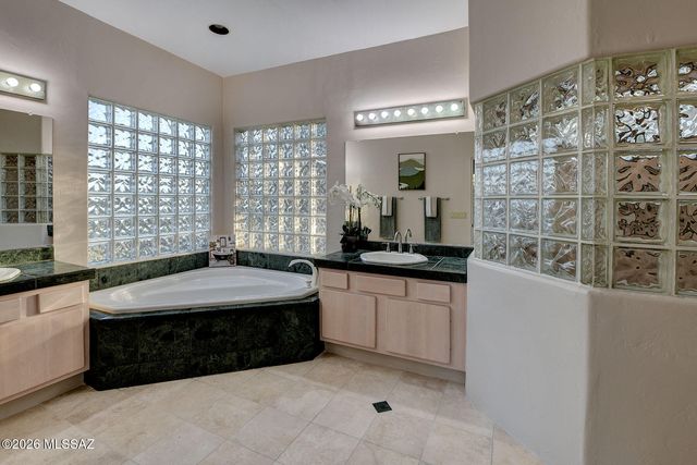 5500 N Hacienda Del Sol Road, Tucson, AZ 85718
