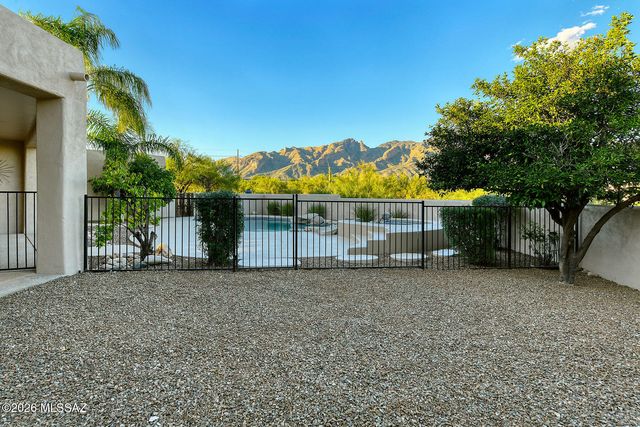 5500 N Hacienda Del Sol Road, Tucson, AZ 85718