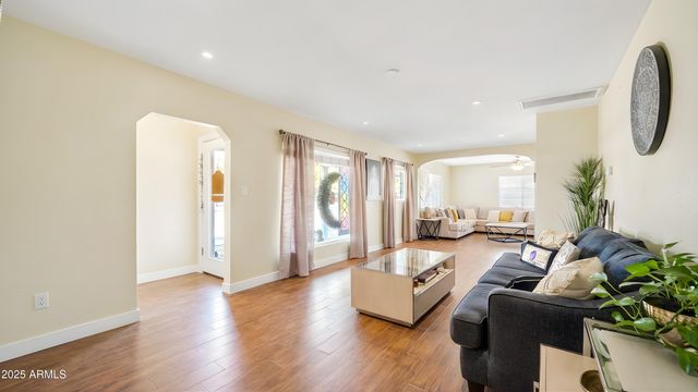 945 E MISSOURI Avenue, Phoenix, AZ 85014