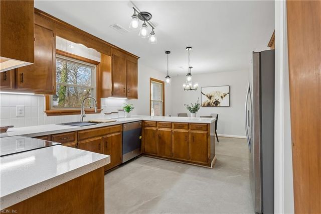 879 Loraine DR, Newport News, VA 23608