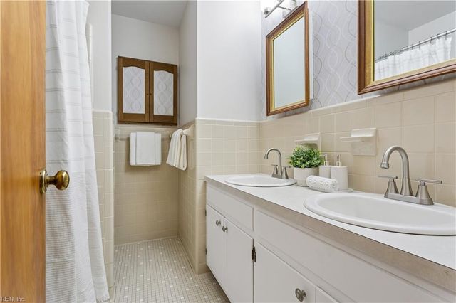 879 Loraine DR, Newport News, VA 23608