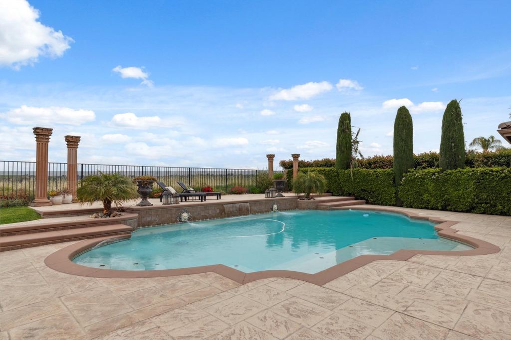 Image 13 of property listing at 4918 W Bluff Avenue, Fresno, CA 93722