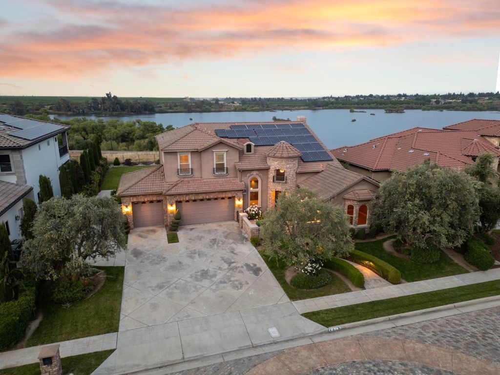 Image 2 of property listing at 4918 W Bluff Avenue, Fresno, CA 93722