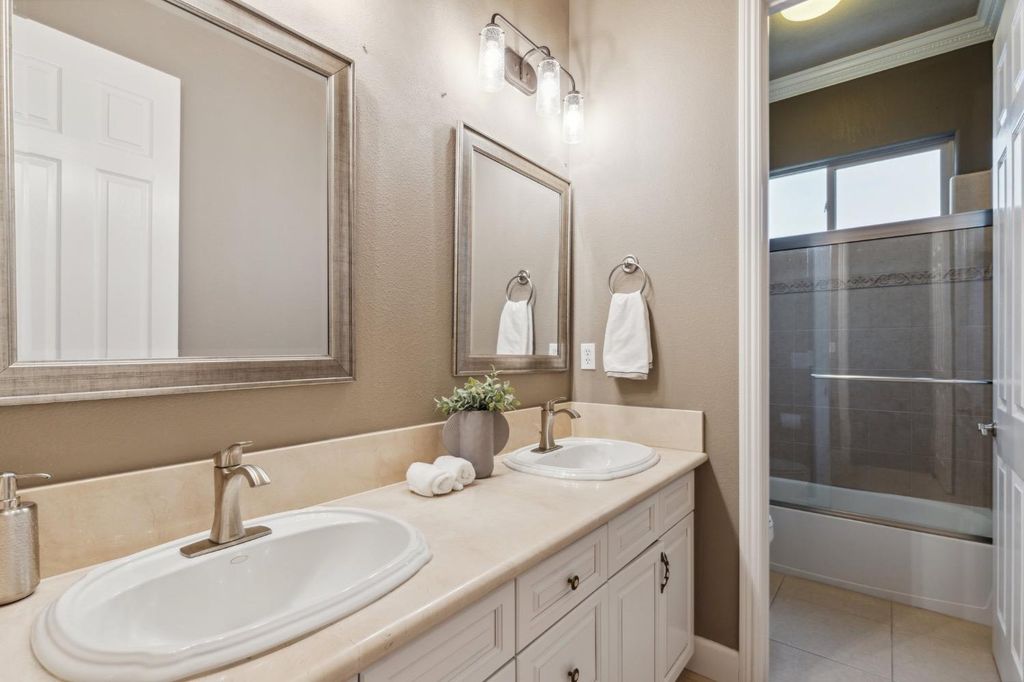 Image 27 of property listing at 4918 W Bluff Avenue, Fresno, CA 93722