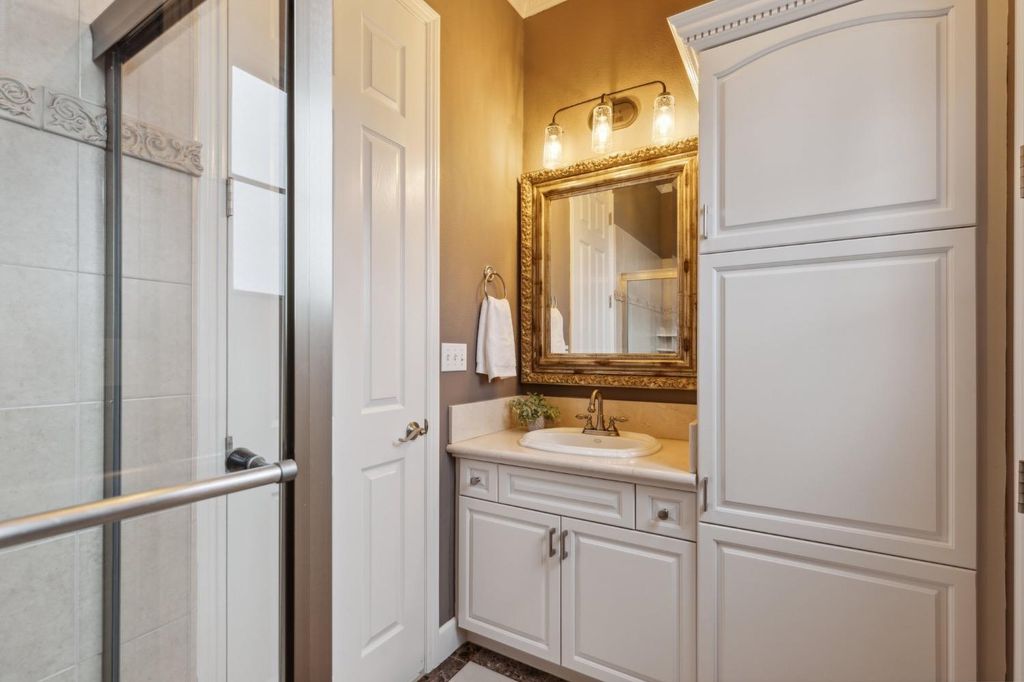 Image 34 of property listing at 4918 W Bluff Avenue, Fresno, CA 93722