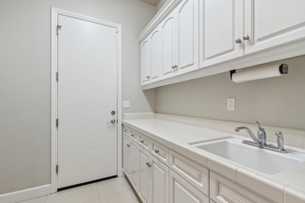 Image 37 of property listing at 4918 W Bluff Avenue, Fresno, CA 93722