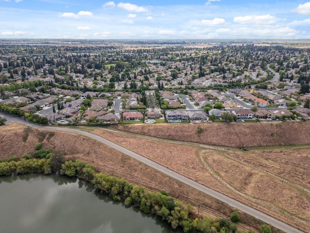 Image 57 of property listing at 4918 W Bluff Avenue, Fresno, CA 93722