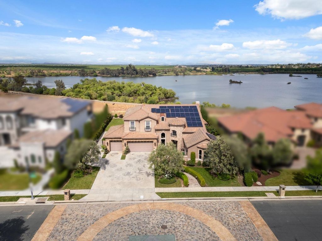 Image 63 of property listing at 4918 W Bluff Avenue, Fresno, CA 93722