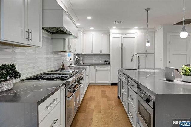 9 Crestview Court, Montclair, NJ 07042
